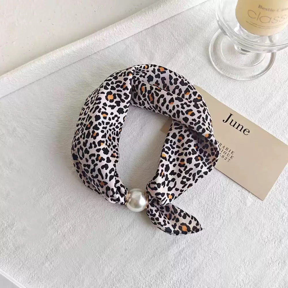 Savanna Magnetic Buckle Scarf with Pearl