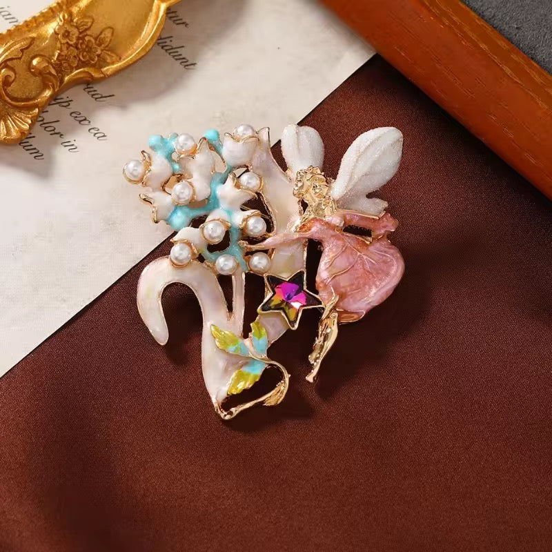 Meadow Hop Brooch