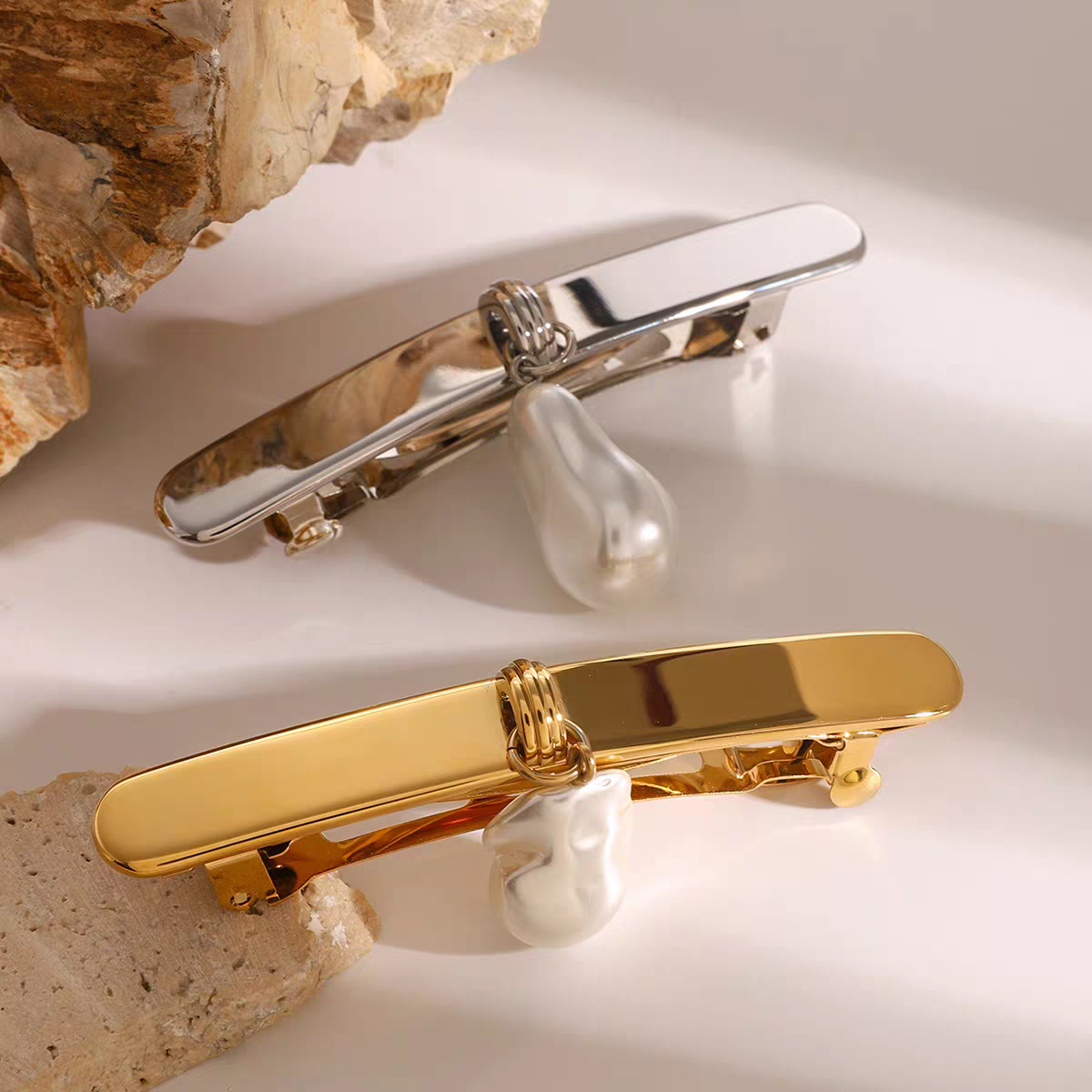 Gilded Pearl Baratte Clip