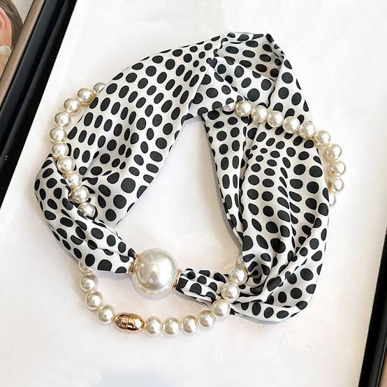 Dotelle Magnetic Buckle Scarf with Pearl