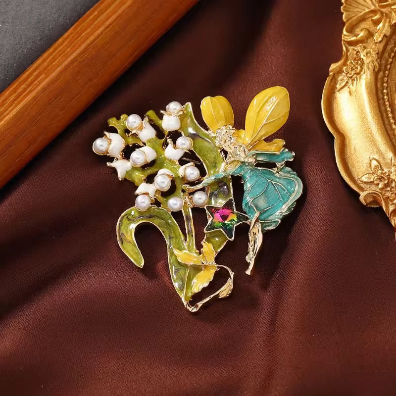 Meadow Hop Brooch