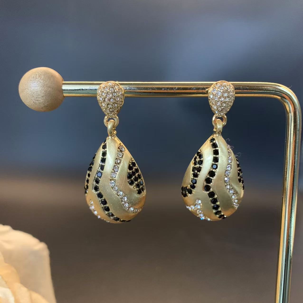 Nightfall Spark Antique Earrings (Gold)
