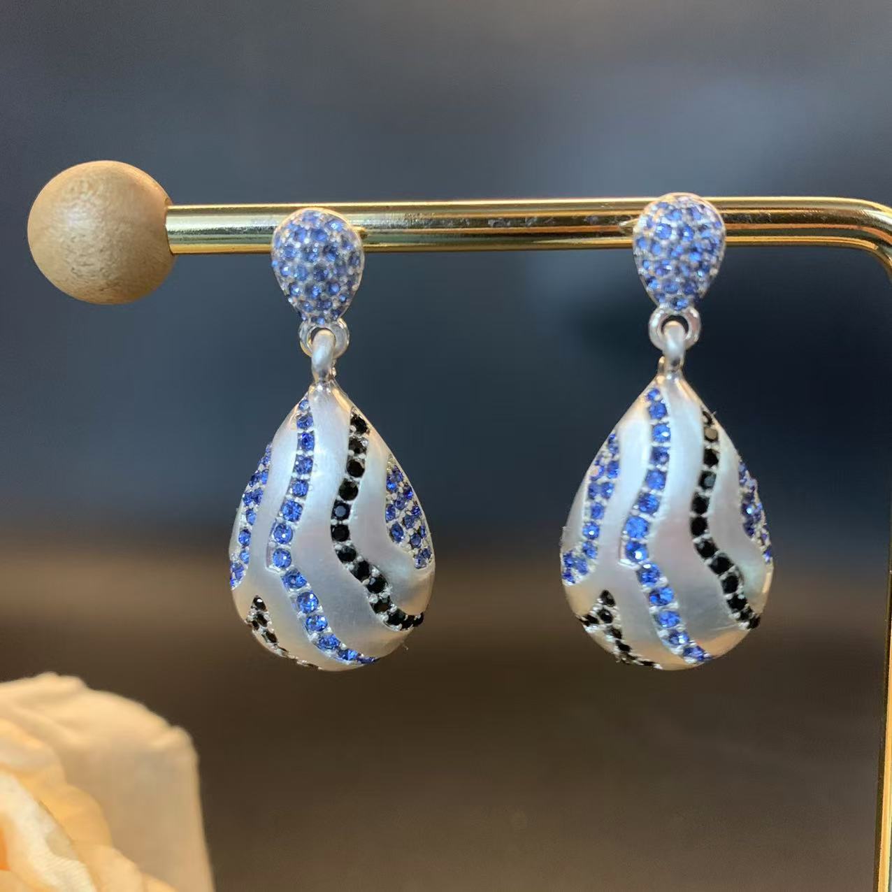 Nightfall Spark Antique Earrings (Silver)