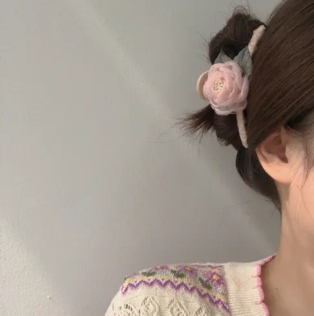 Petaline Claw Clip