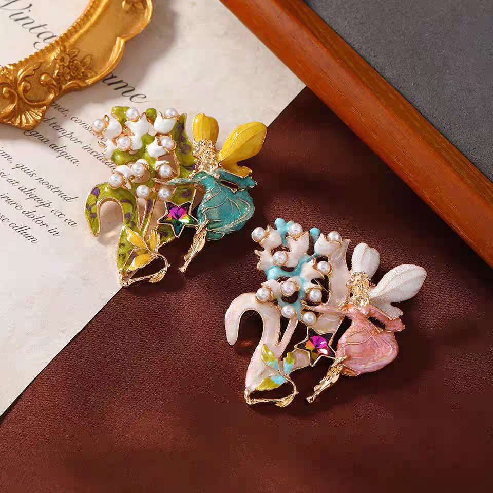 Meadow Hop Brooch
